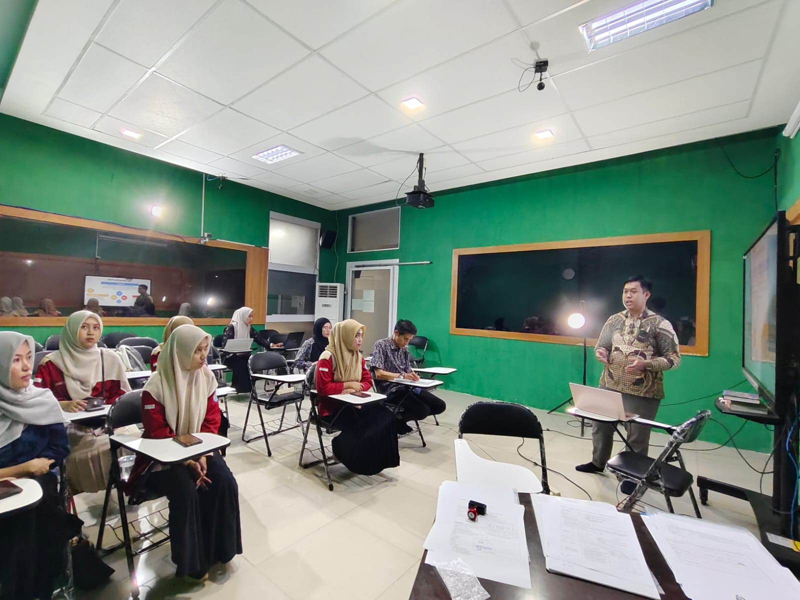 OKUM MELAKSANAKAN PROGRAM PELATIHAN